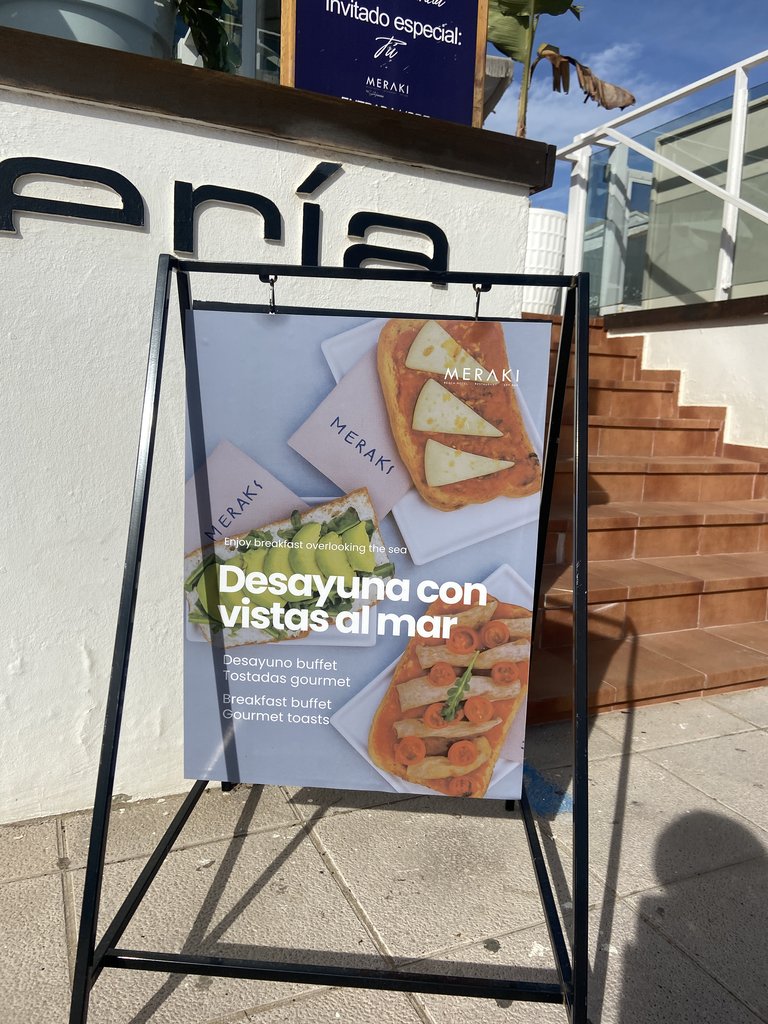 Señalización desayunos junto a entrada principal.