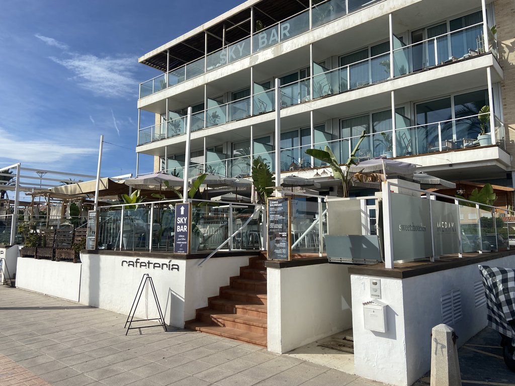 Acceso principal al establecimiento con una correcta accesibilidad exterior.