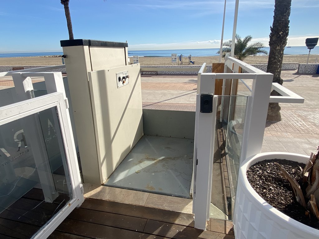 Montacargas accesible junto al acceso principal.