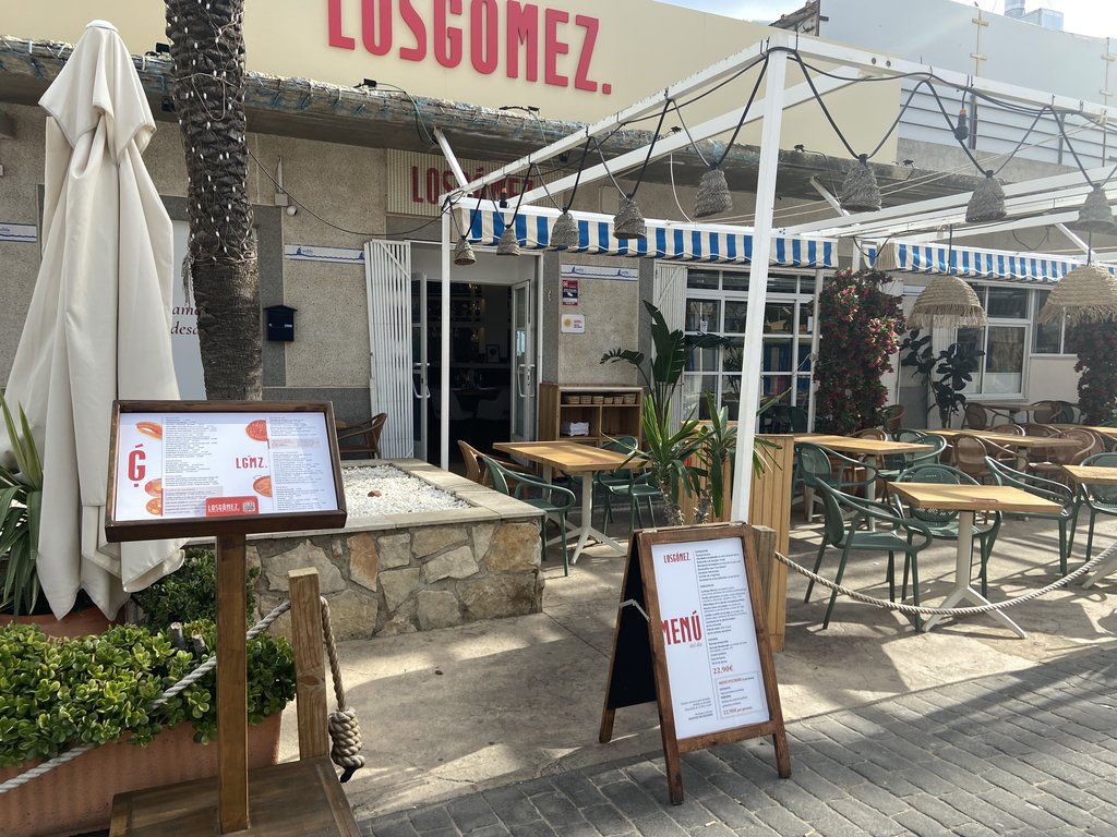 Acceso principal al establecimiento con una correcta accesibilidad exterior.