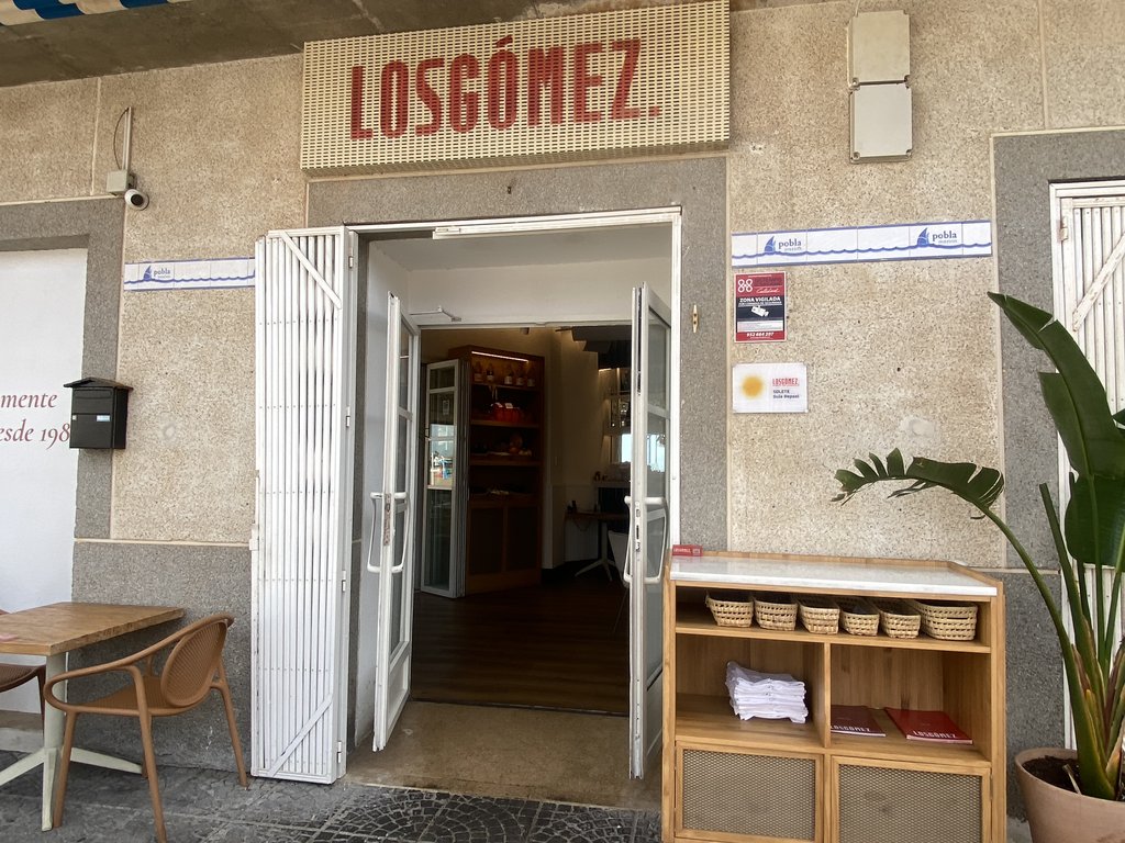 Puertas batientes de acceso al establecimiento.