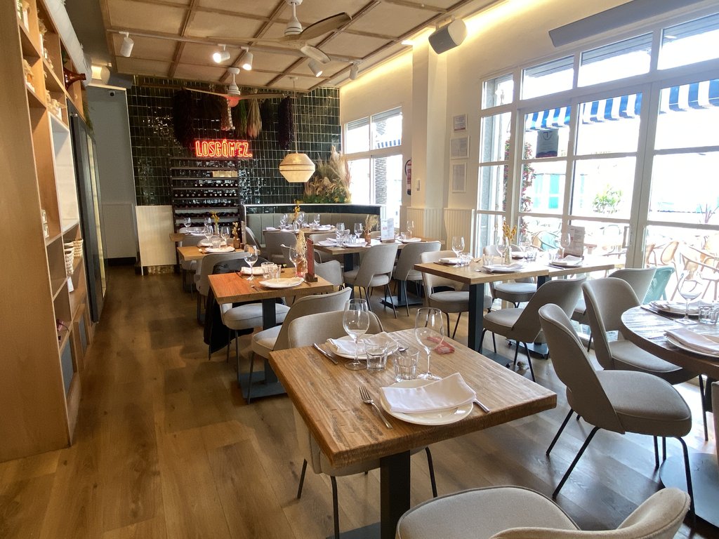 Salón comedor con mesas con altura adecuada y una correcta iluminación.