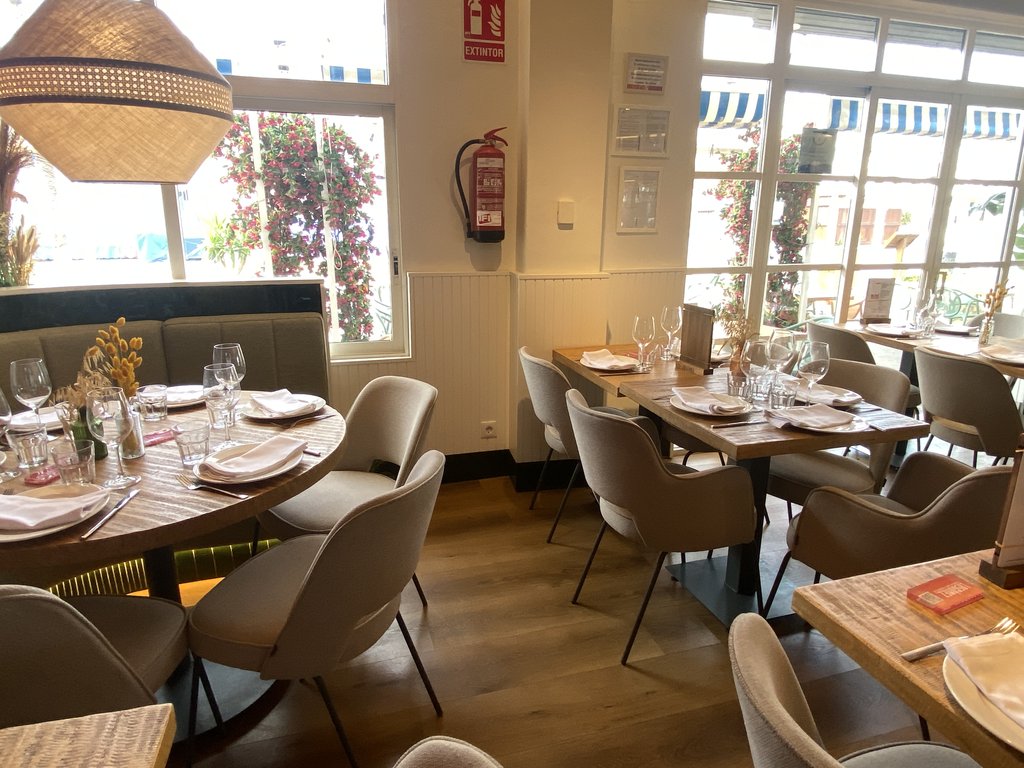 Mesas con altura adecuada y accesibles con una correcta iluminación.