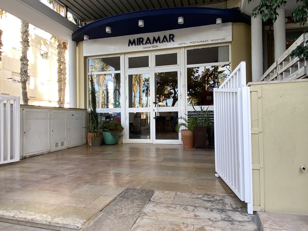 Main access to the establishment with a ramp and proper exterior accessibility.