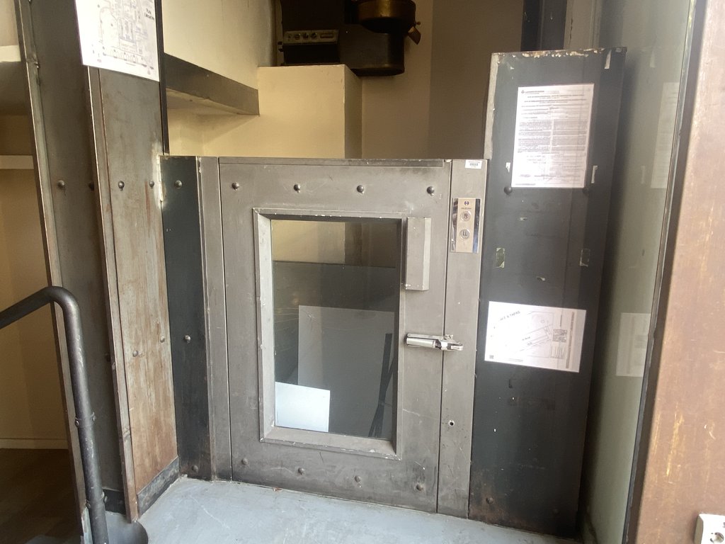 Montacàrregues accessible al costat de la porta principal.