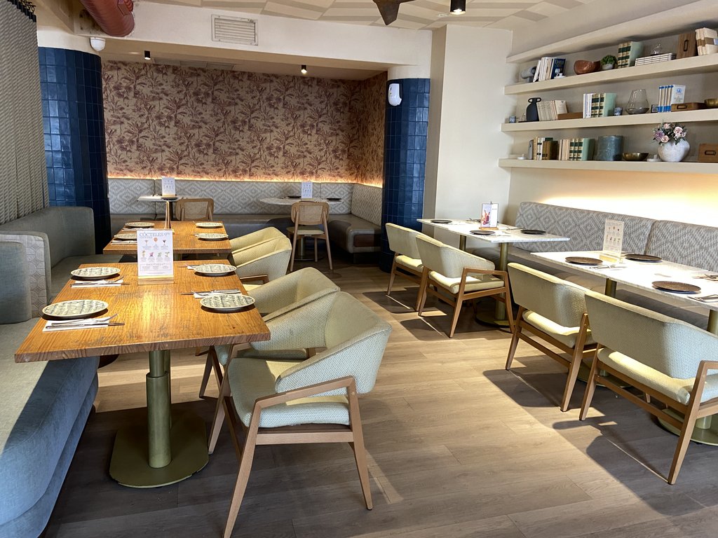 Menjador accessible amb espai per deambular correctament, taules accessibles amb alçada adequada i correcta il·luminació.