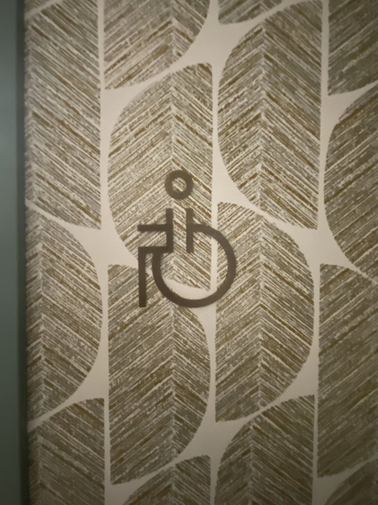 Senyalització de bany adaptat comú.