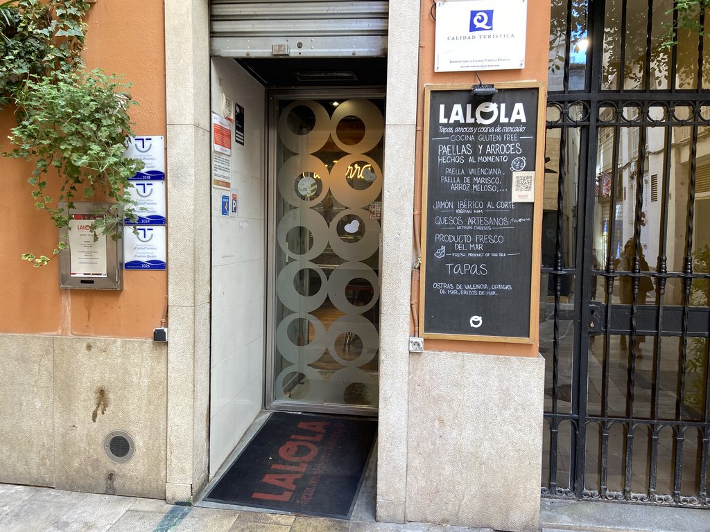 Acceso principal al establecimiento con puertas batientes, rampa y una correcta accesibilidad exterior.