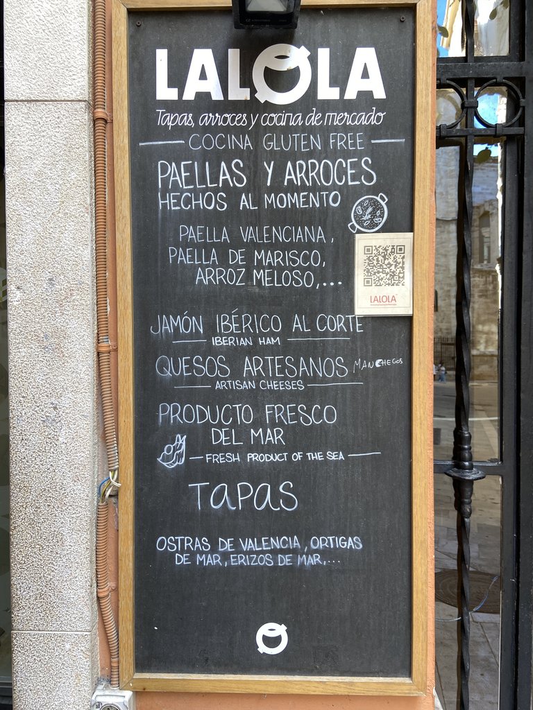 Señalización carta de productos disponibles del restaurante.