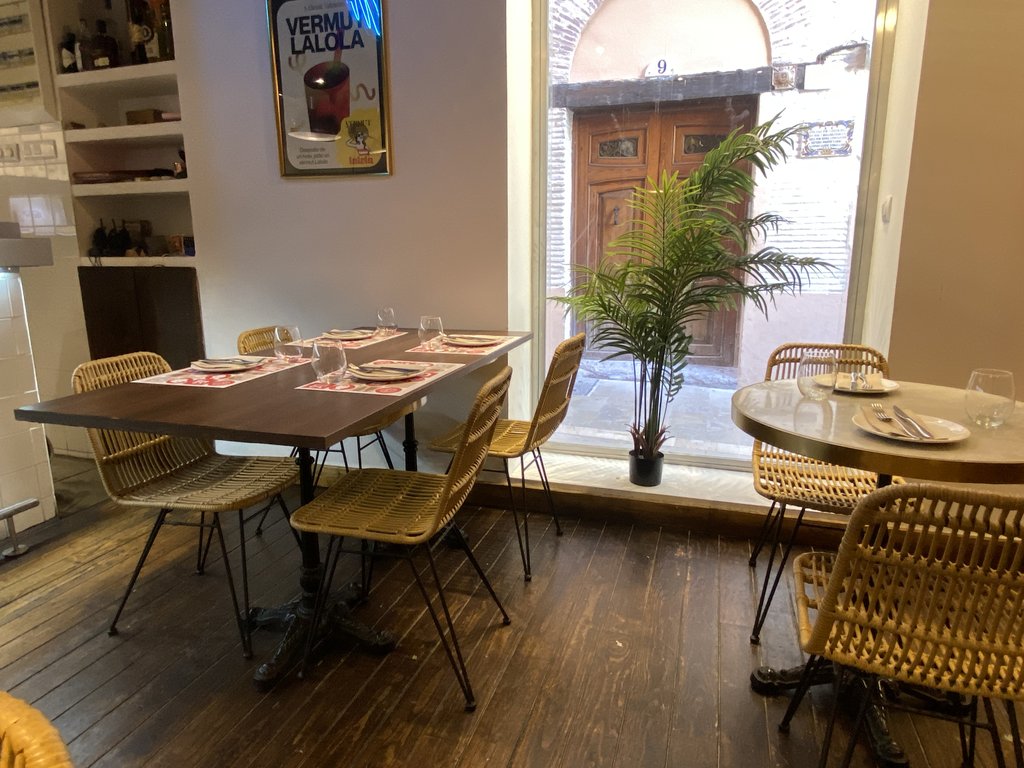 Salón comedor accesible, mesas accesibles con altura adecuada y una correcta iluminación.