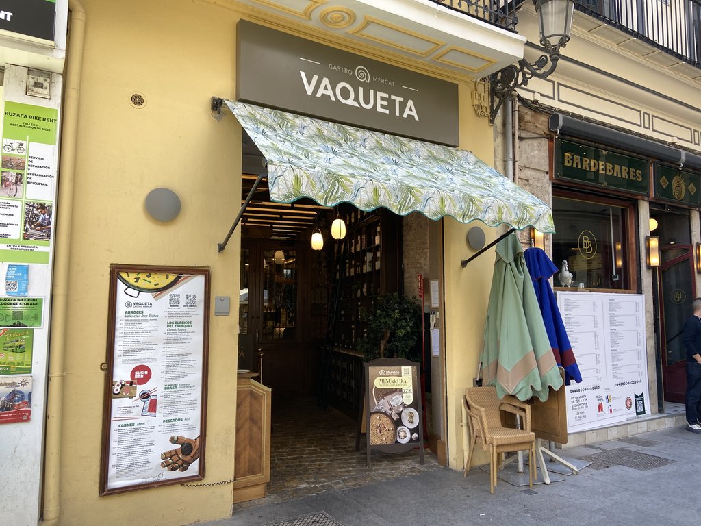 Accés principal a l'establiment amb portes batents.