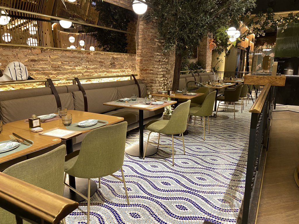 Saló menjador accessible, taules accessibles amb alçada adequada i una correcta il·luminació.