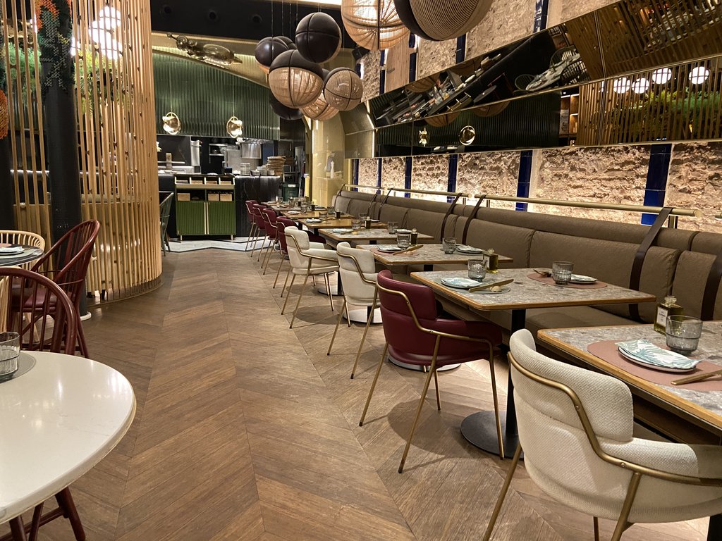 Saló menjador accessible, taules accessibles amb alçada adequada i una correcta il·luminació.