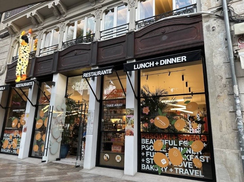 Acceso principal al establecimiento con una correcta accesibilidad exterior.