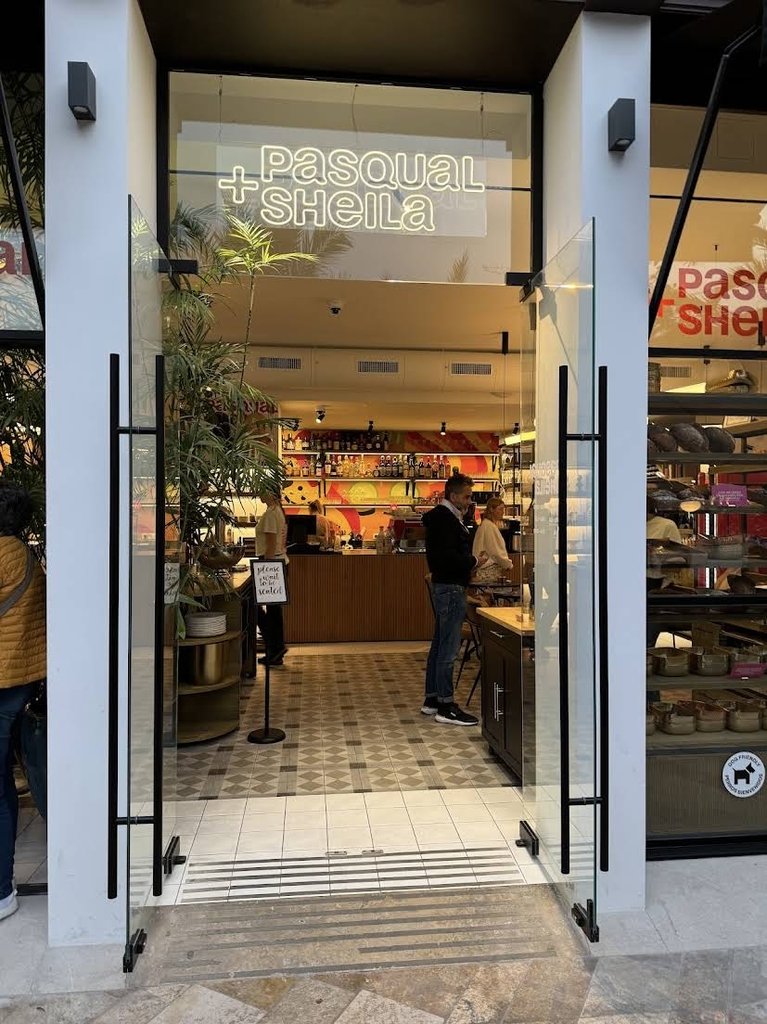 Puertas batientes con rampa de acceso al establecimiento.