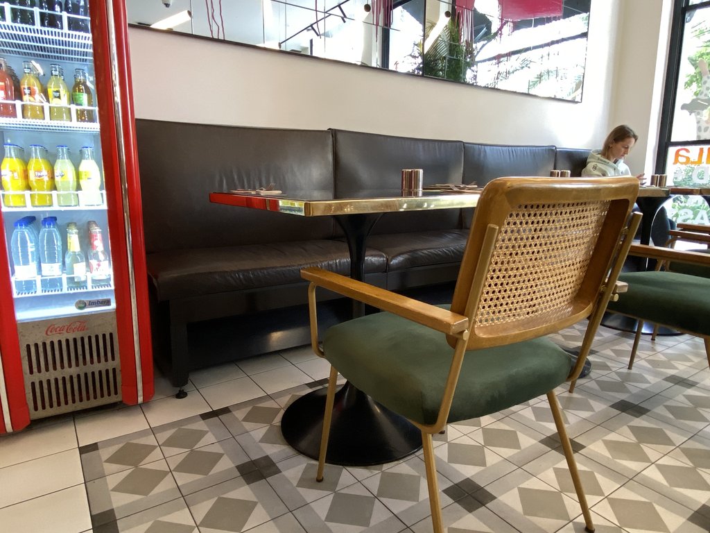 Mesas accesibles con altura de cuadra y una correcta iluminación.