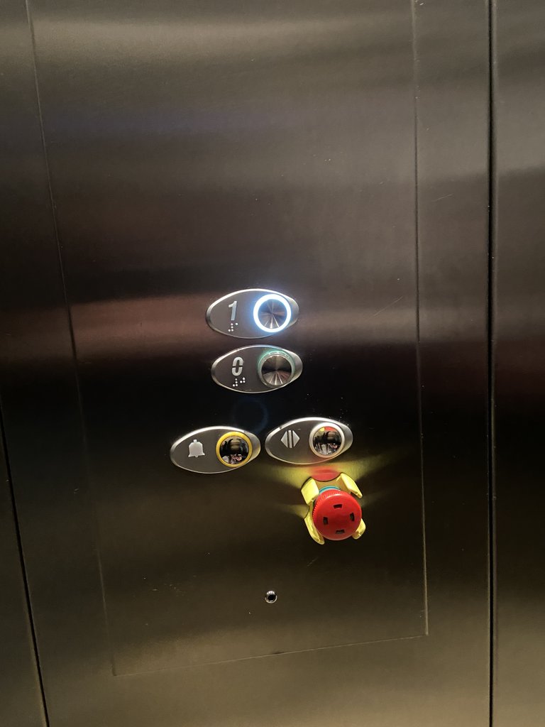 Ascensor accesible con botones en braille e iluminables.