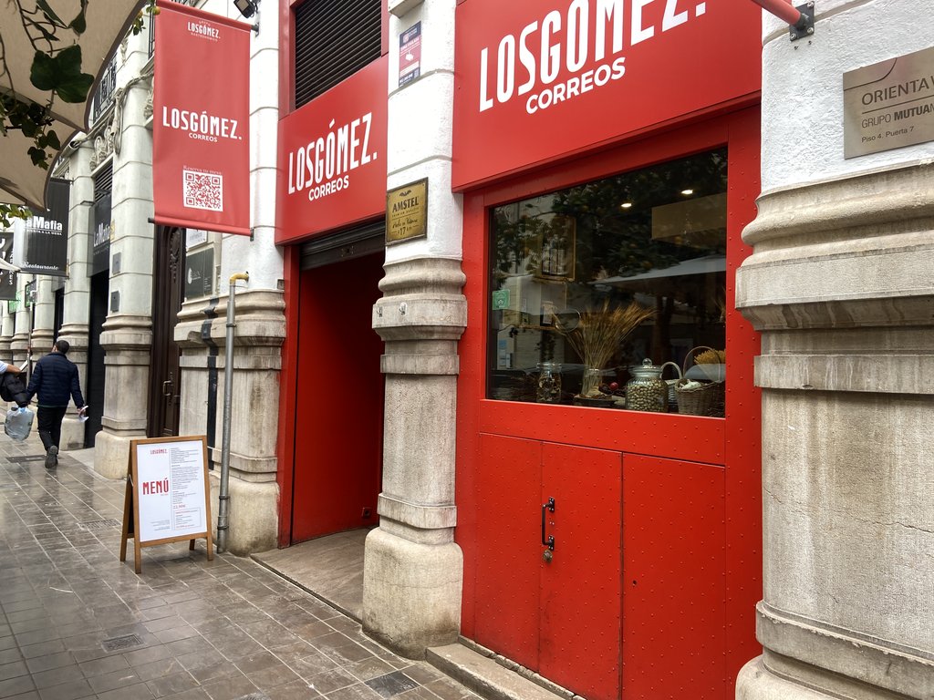 Acceso principal al establecimiento con una correcta accesibilidad exterior.