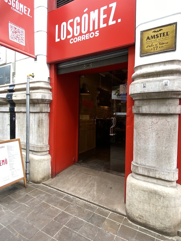 Puertas batientes con rampa de acceso al establecimiento.