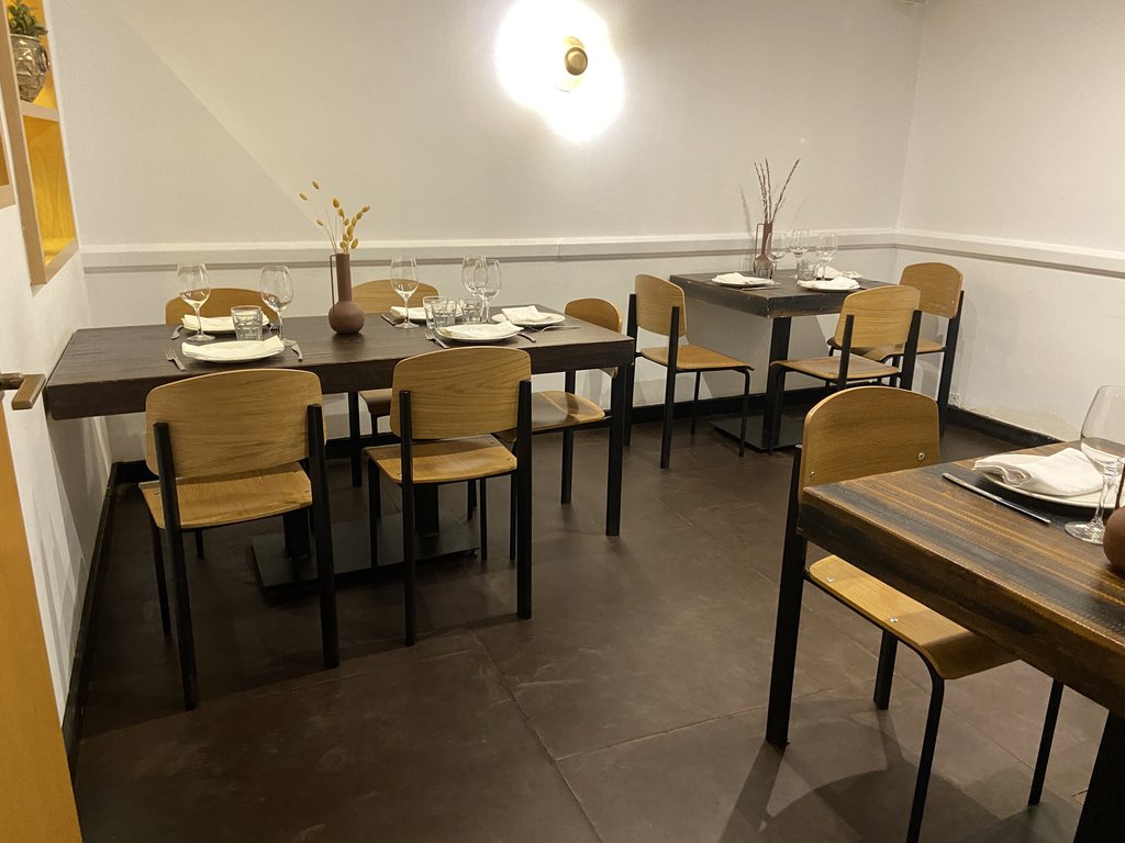 Mesas accesibles con altura adecuada y una correcta iluminación.