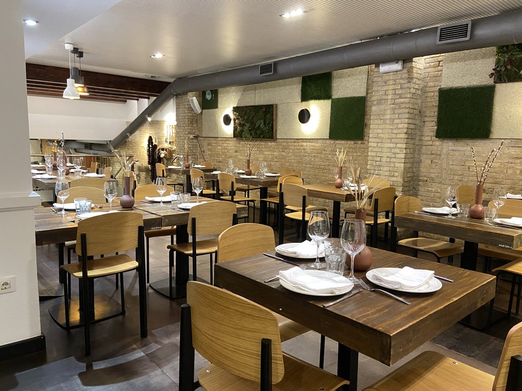 Salón comedor accesible con espacio para facilitar la movilidad.