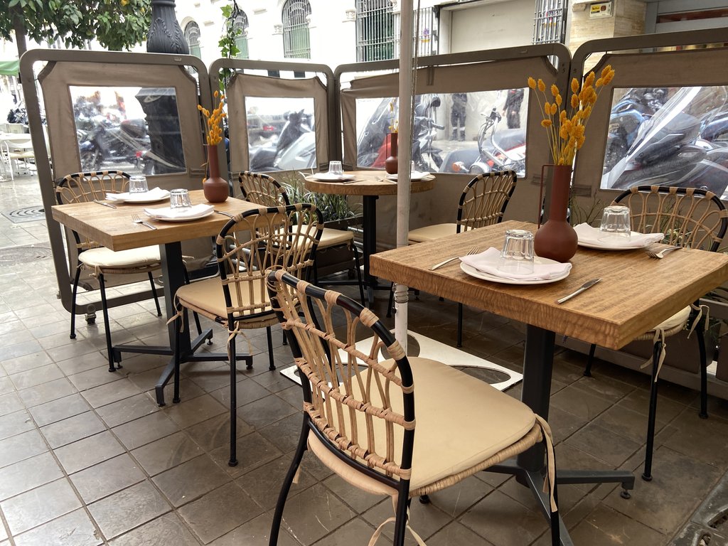 Terraza exterior con mesas accesibles con altura adecuada.