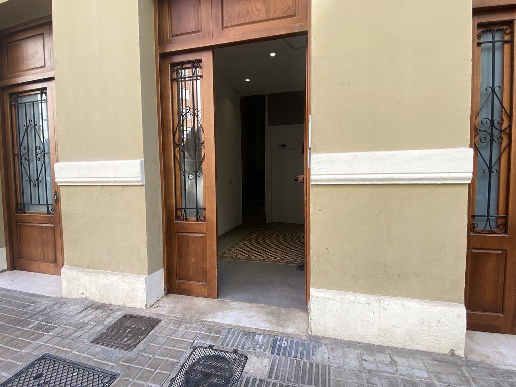 Acceso principal al establecimiento con una correcta accesibilidad exterior y puertas batientes.