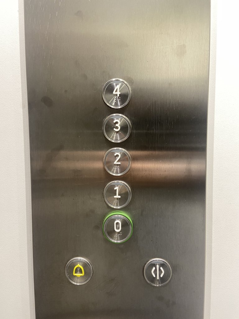 Ascensor accesible con botones en braille e iluminables.