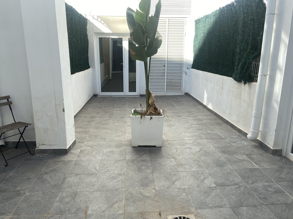 Terraza exterior amplia y accesible.