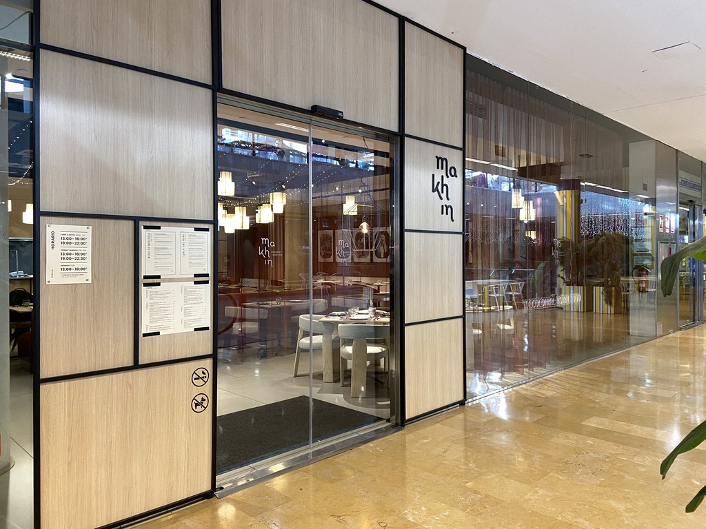 Acceso principal al establecimiento con puertas automáticas y una adecuada accesibilidad exterior.