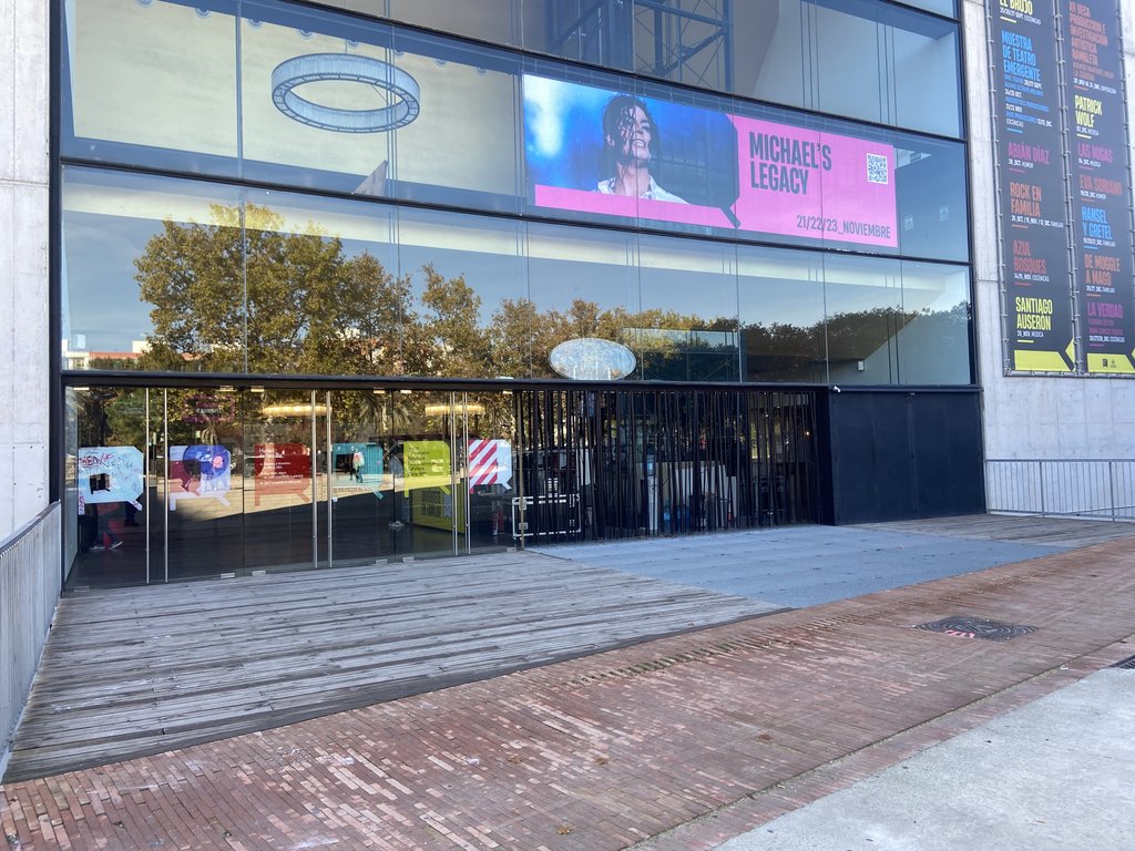 Main access to the establishment with swinging doors.