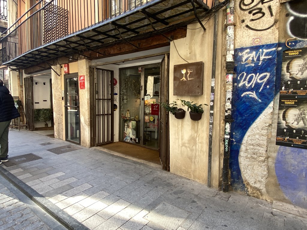 Acceso principal al establecimiento con puertas batientes.