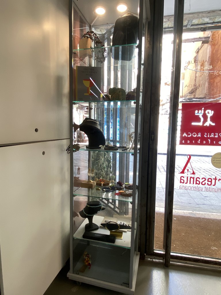 Vitrinas a distintas alturas con una correcta iluminación.