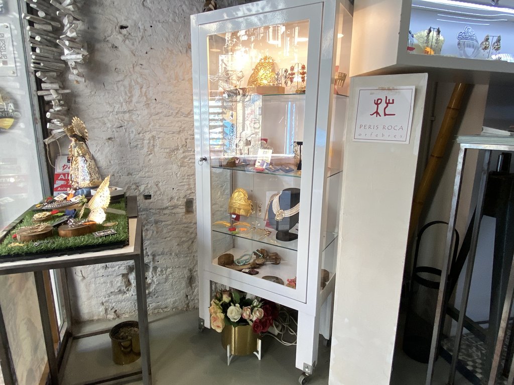 Vitrinas a distintas alturas con una correcta iluminación.