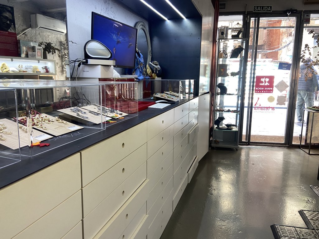 Vitrinas con altura adecuada y correcta iluminación.