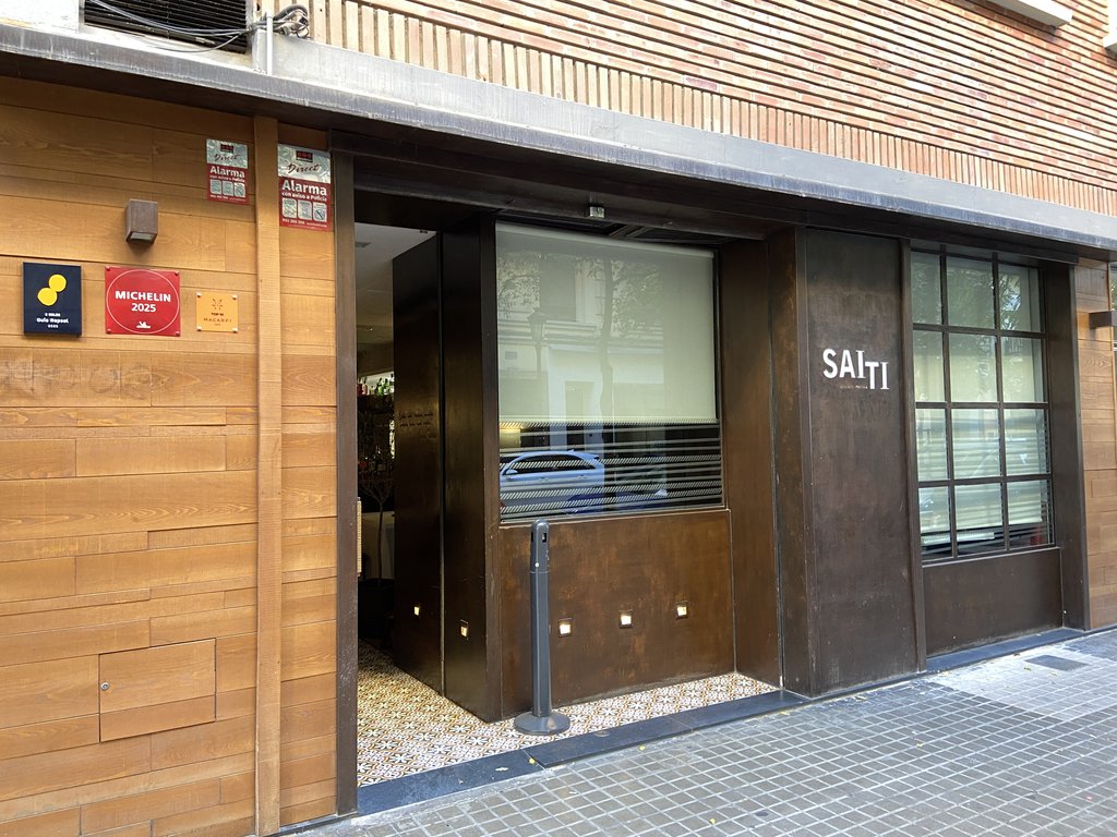 Acceso principal al establecimiento con puertas batientes.