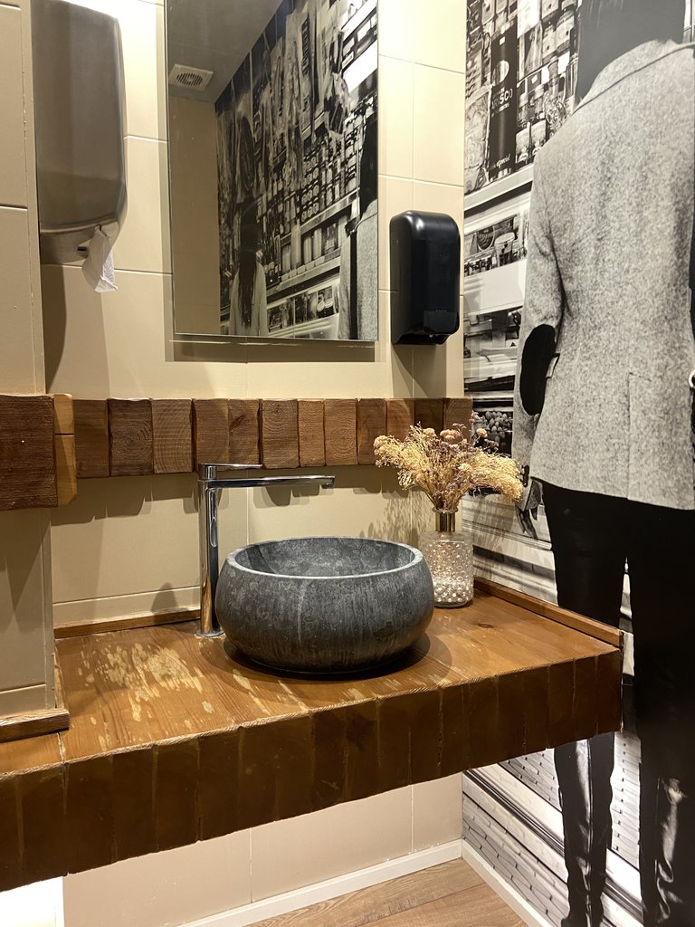 Lavamanos accesible con altura adecuada en baños adaptados comunes.