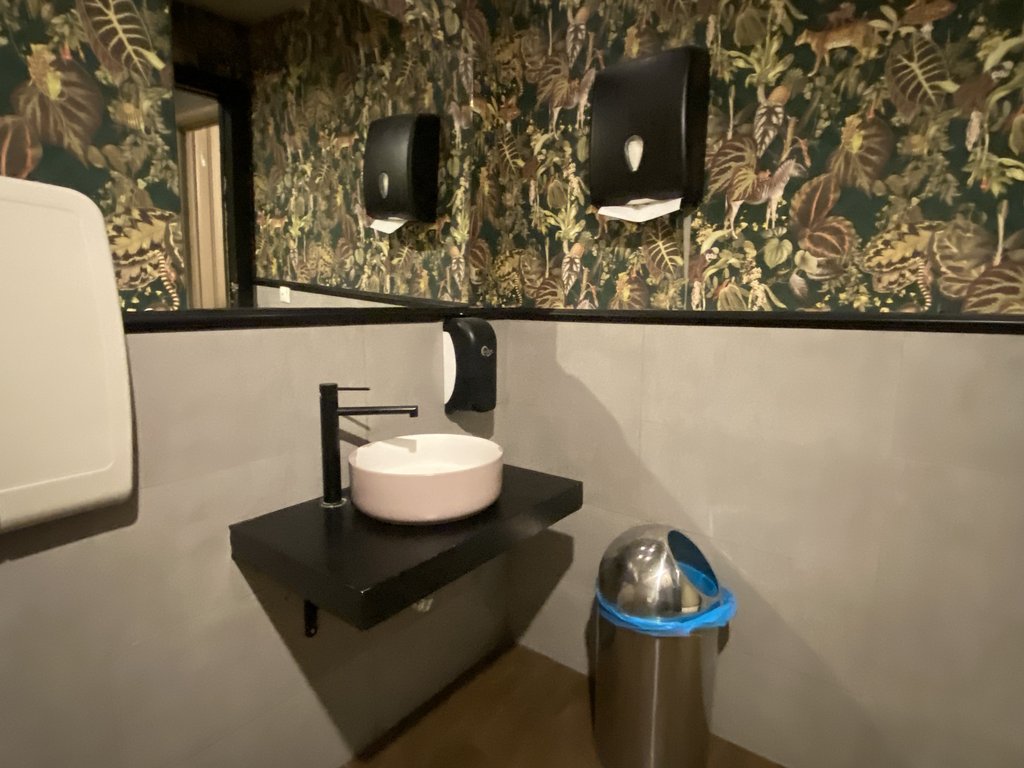 Lavamanos accesible con altura adecuada en baños adaptados comunes.