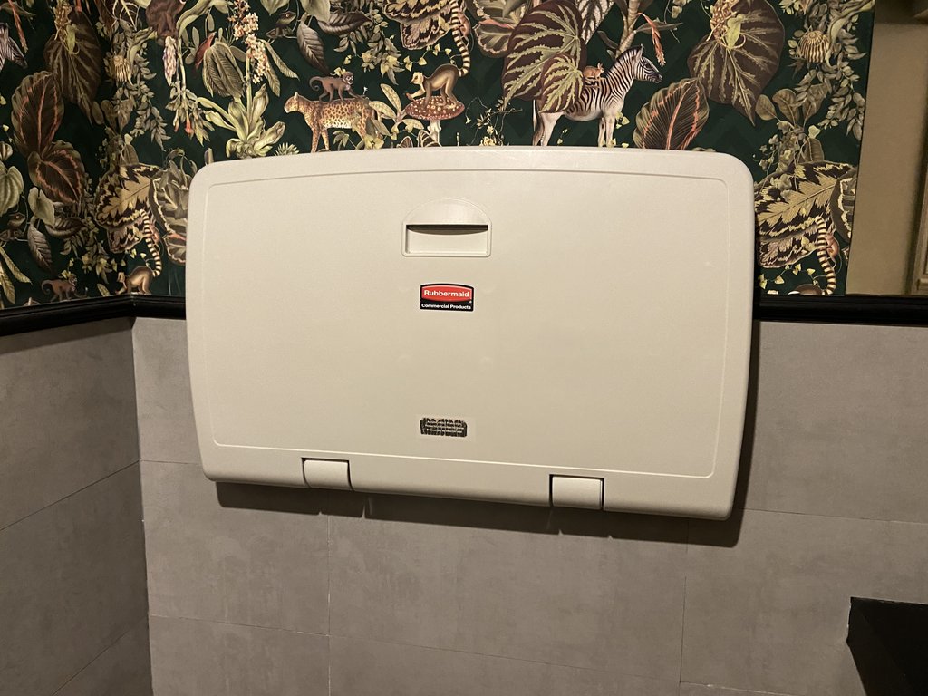 Cambiador para bebés en baños comunes.