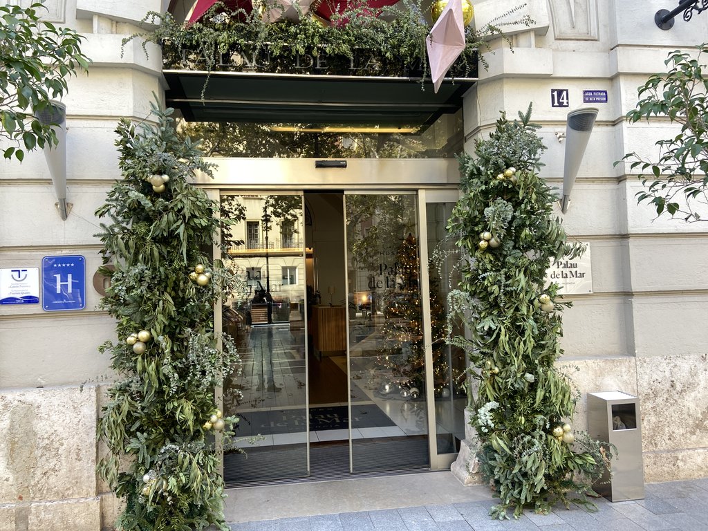 Accés principal a l'establiment amb portes automàtiques.