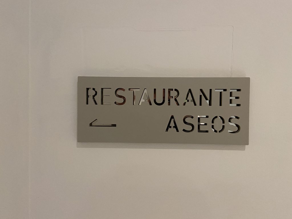 Senyalització direcció diferents espais.