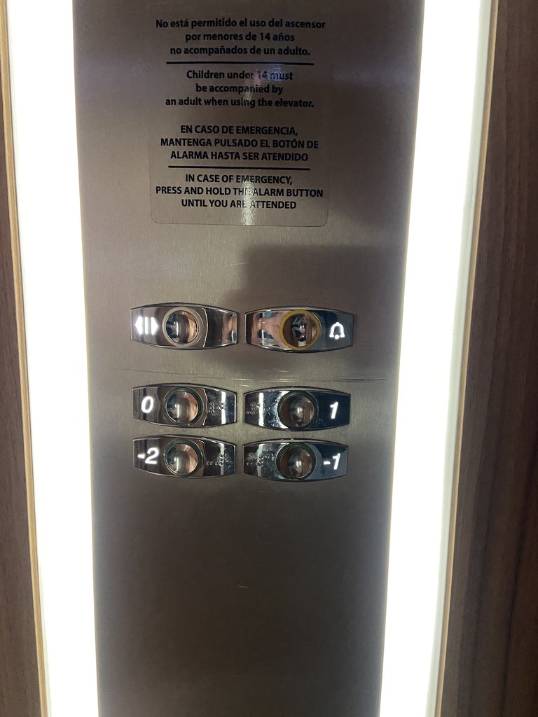 Ascensor accessible, preparat amb botons en braille i il·luminables i botonera disposada a una alçada adequada.
