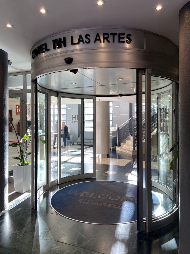 Main entrance with automatic access doors.