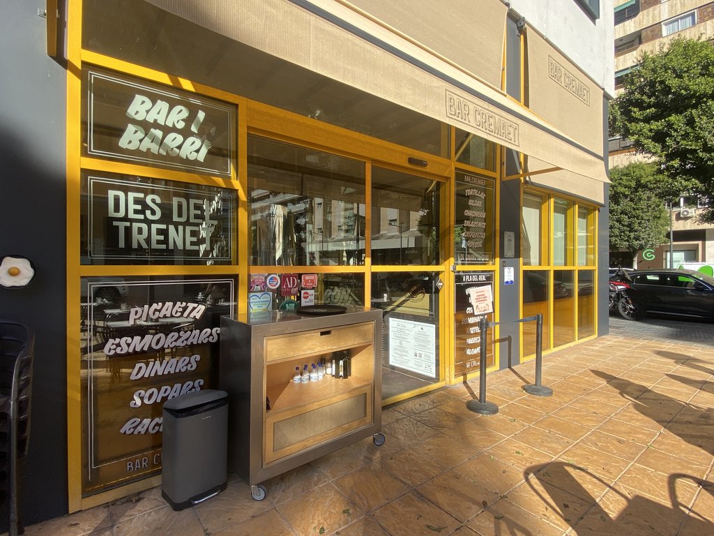 Main access to the establishment with automatic doors and proper exterior accessibility.