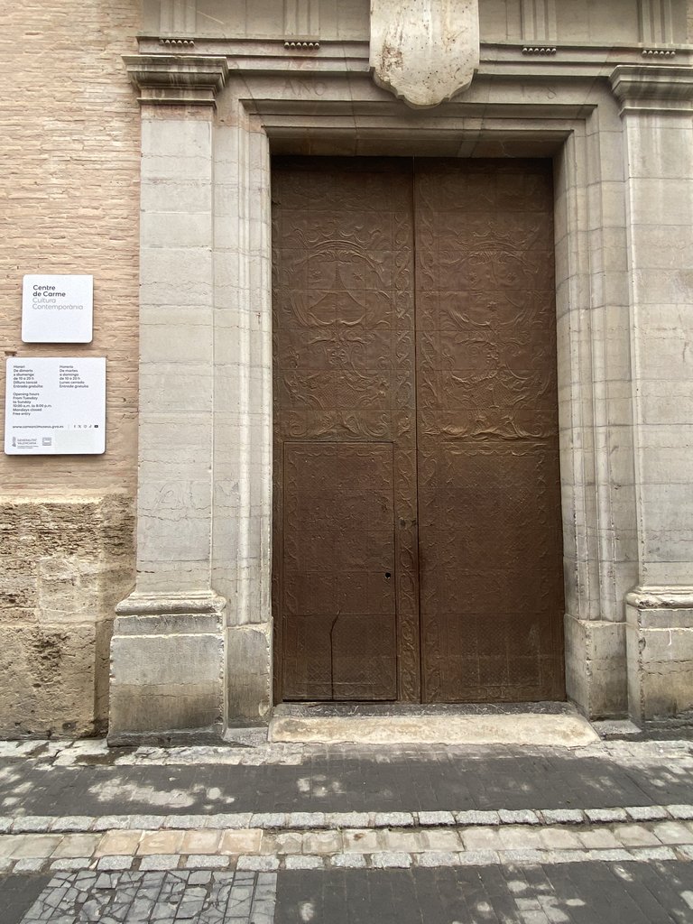 Acceso principal al establecimiento con una correcta accesibilidad exterior.