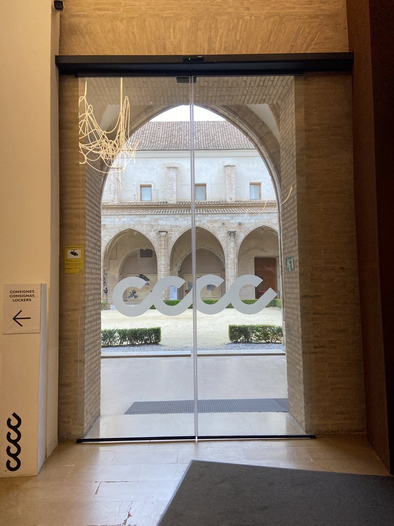 Acceso al interior del espacio expositivo con puertas automáticas.