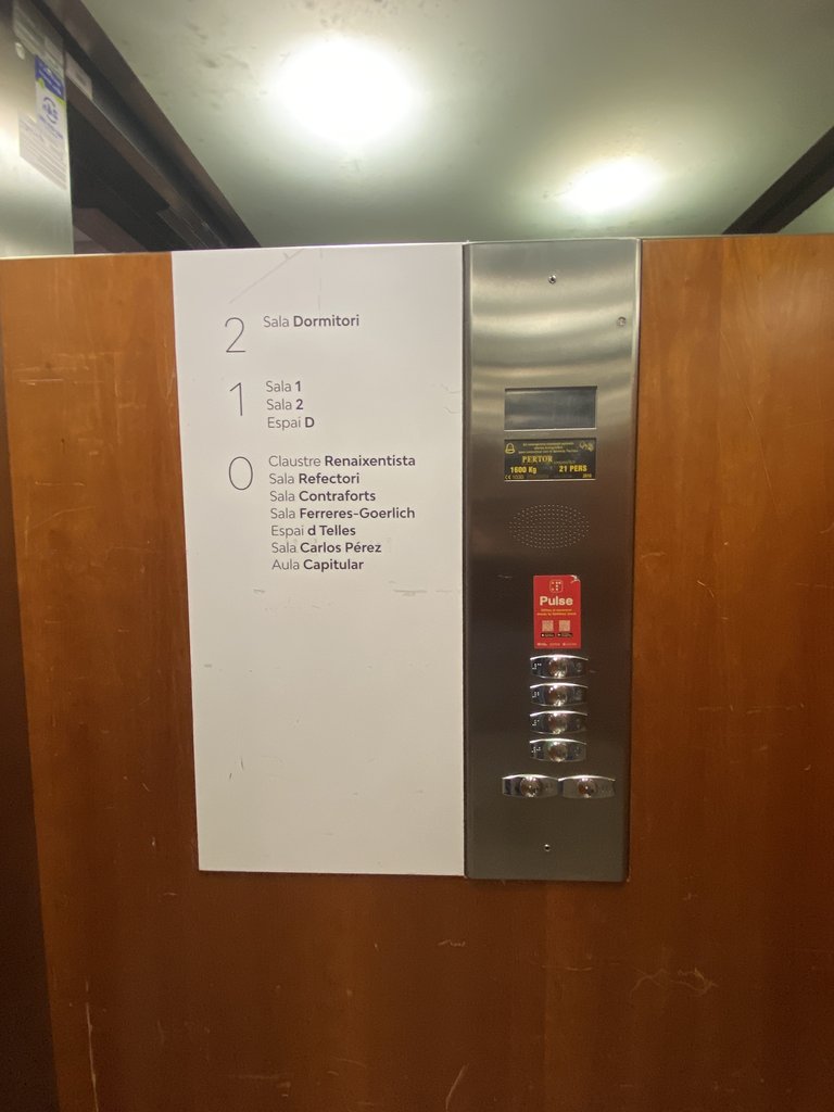 Ascensor accesible con botones en braille, botonera con altura adecuada y un panel informativo de los espacios por plantas.