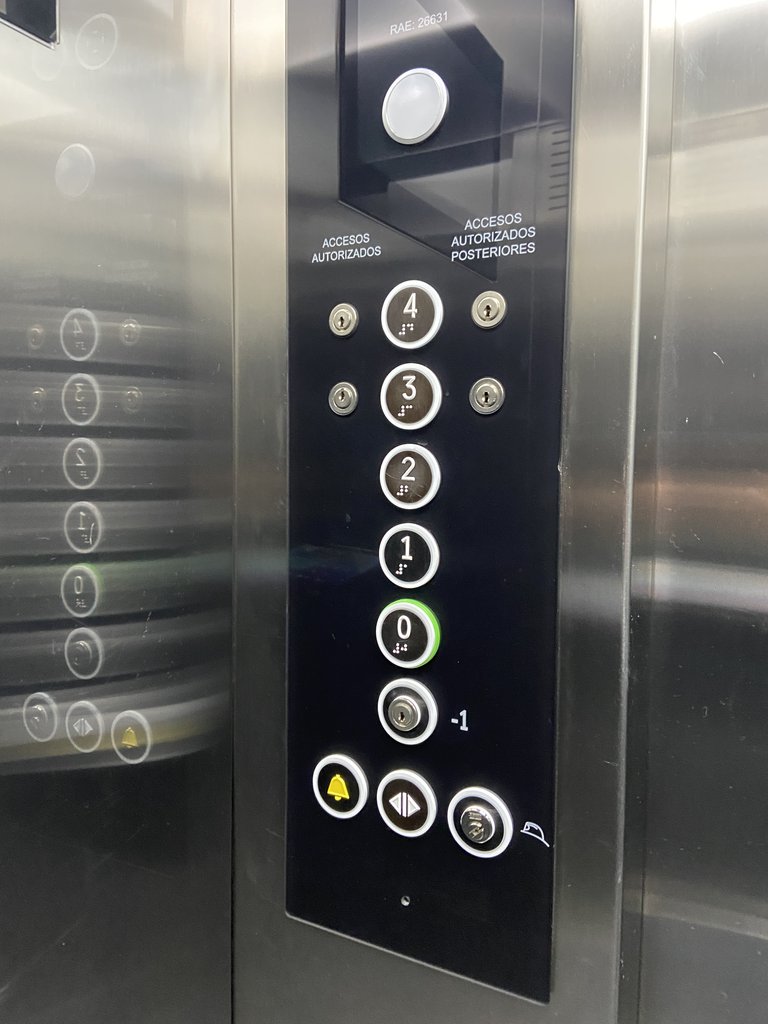 Ascensor accesible con botones en braille e iluminables.