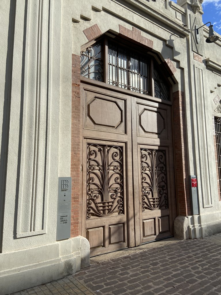 Main access to the establishment is flat, with swinging doors that remain open during opening hours.