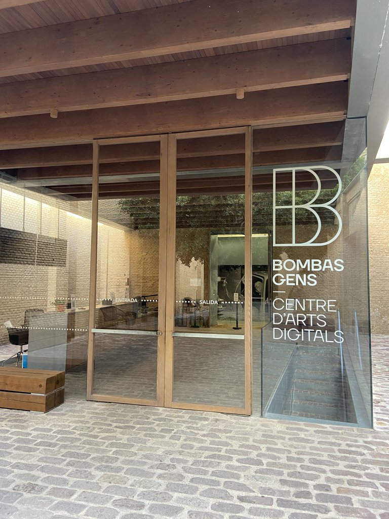 Automatic doors for access to the exhibition space.